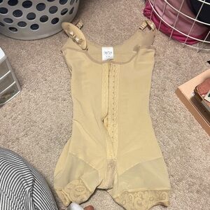2️⃣5️⃣DEAL - Beige Full-Body Shapewear Bodysuit with Front Hook-and-Eye Closure